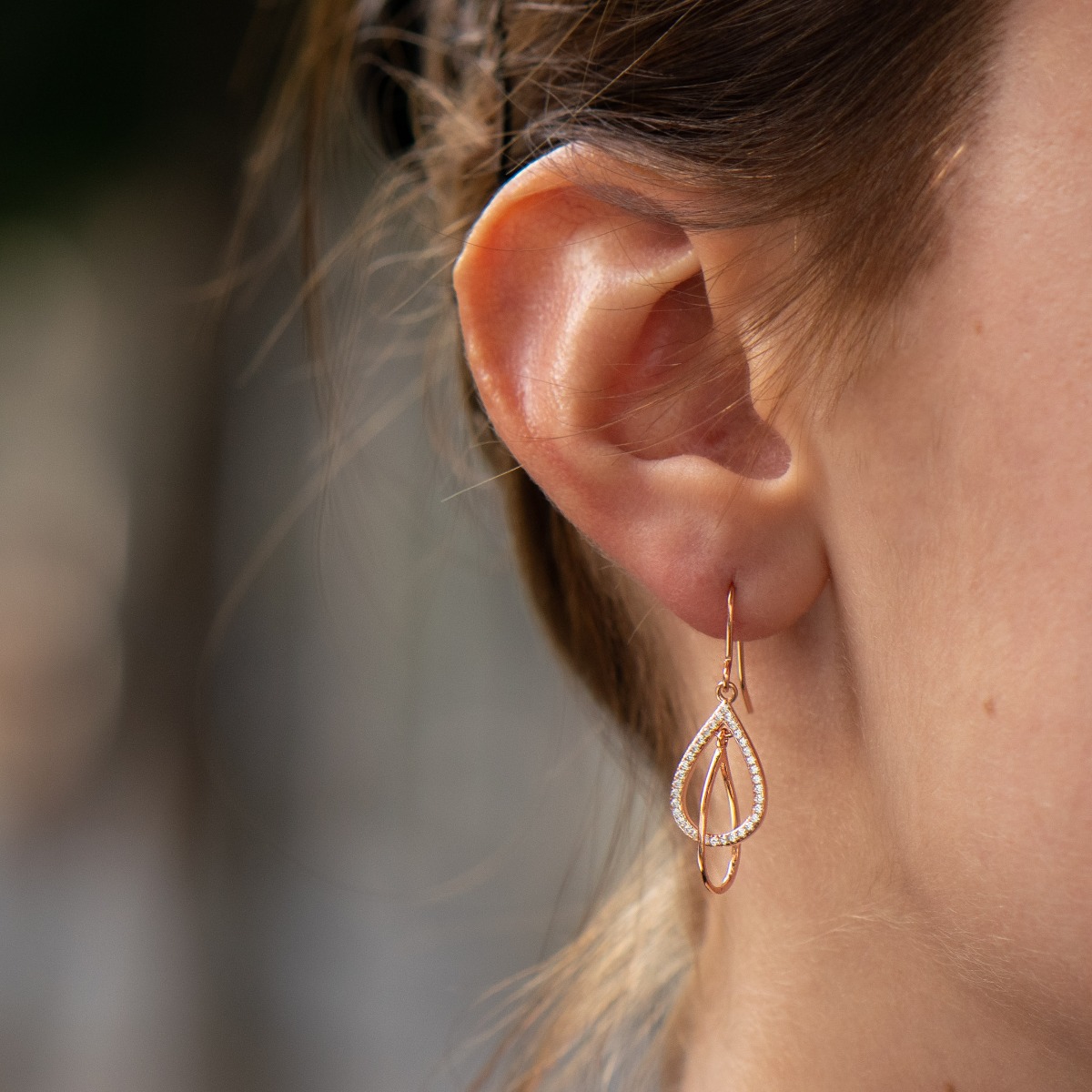 Delicate dangling earrings in fine rose silver, with drop-shaped elements, decorated with sparkling zircons. Fastening willow - fast, comfortable and preferred by the ladies.