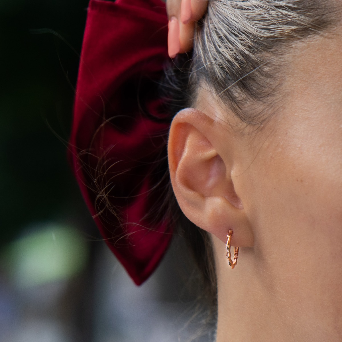 Fine women's hoop earrings, made entirely of rhodium-plated rose silver, with an elegant design. Willow fastening is comfortable and practical, preferred by ladies.