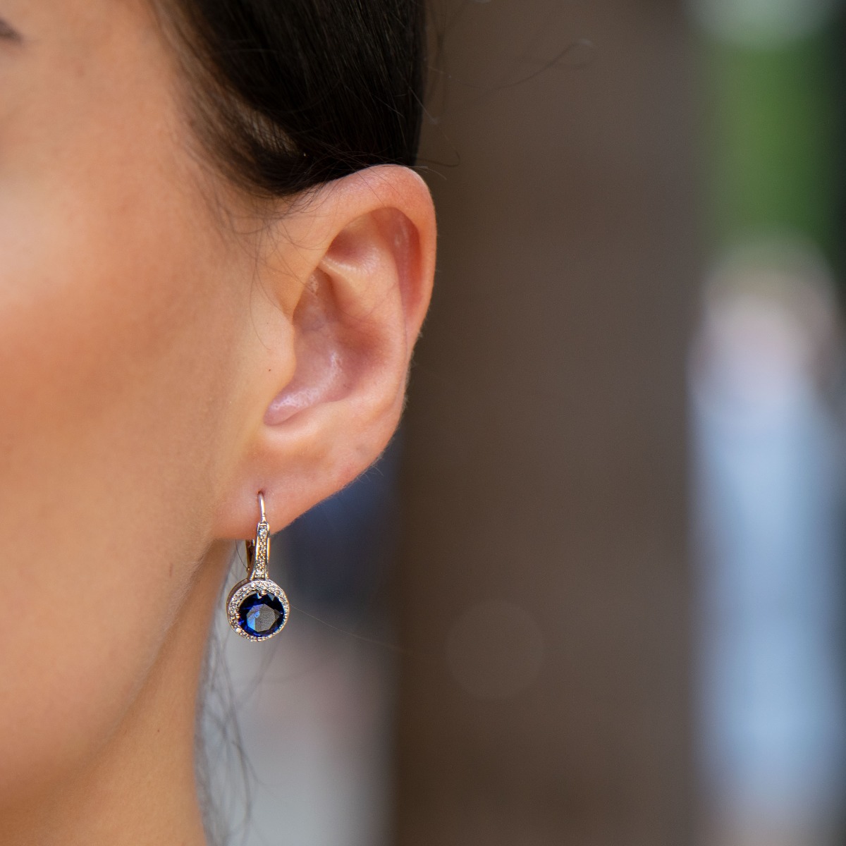 Extremely fine sterling silver earrings with a willow clasp and precise, slightly dangling craftsmanship, combining rhodium-plated silver with sparkling zircons and sapphires.