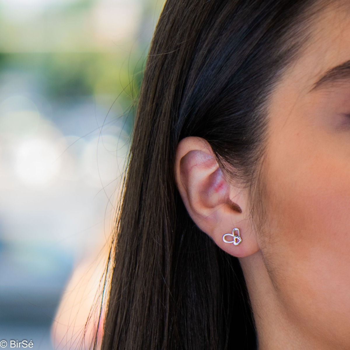 Captivating earrings, masterfully crafted from fine rhodium silver with an elegant interlocking heart design. Beautifully sculpted from silver, they are a suitable piece of jewelery for ladies of any age and the pin fastening is comfortable and practical.