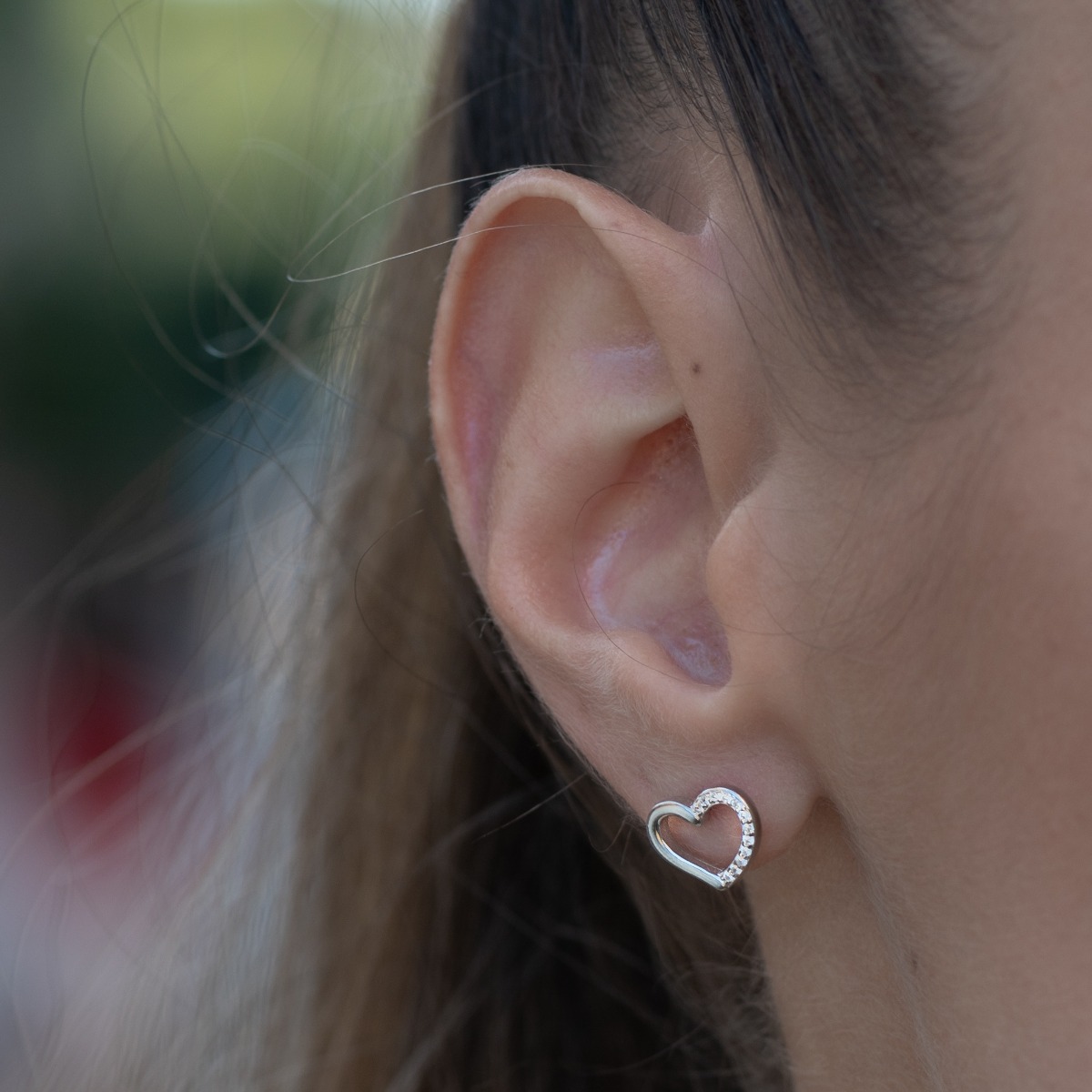 Beautiful and simple heart earrings made of rhodium silver, elegantly decorated with zircons. Screw fastening for convenience and security. They allow to be combined with silver jewelry with zircons.