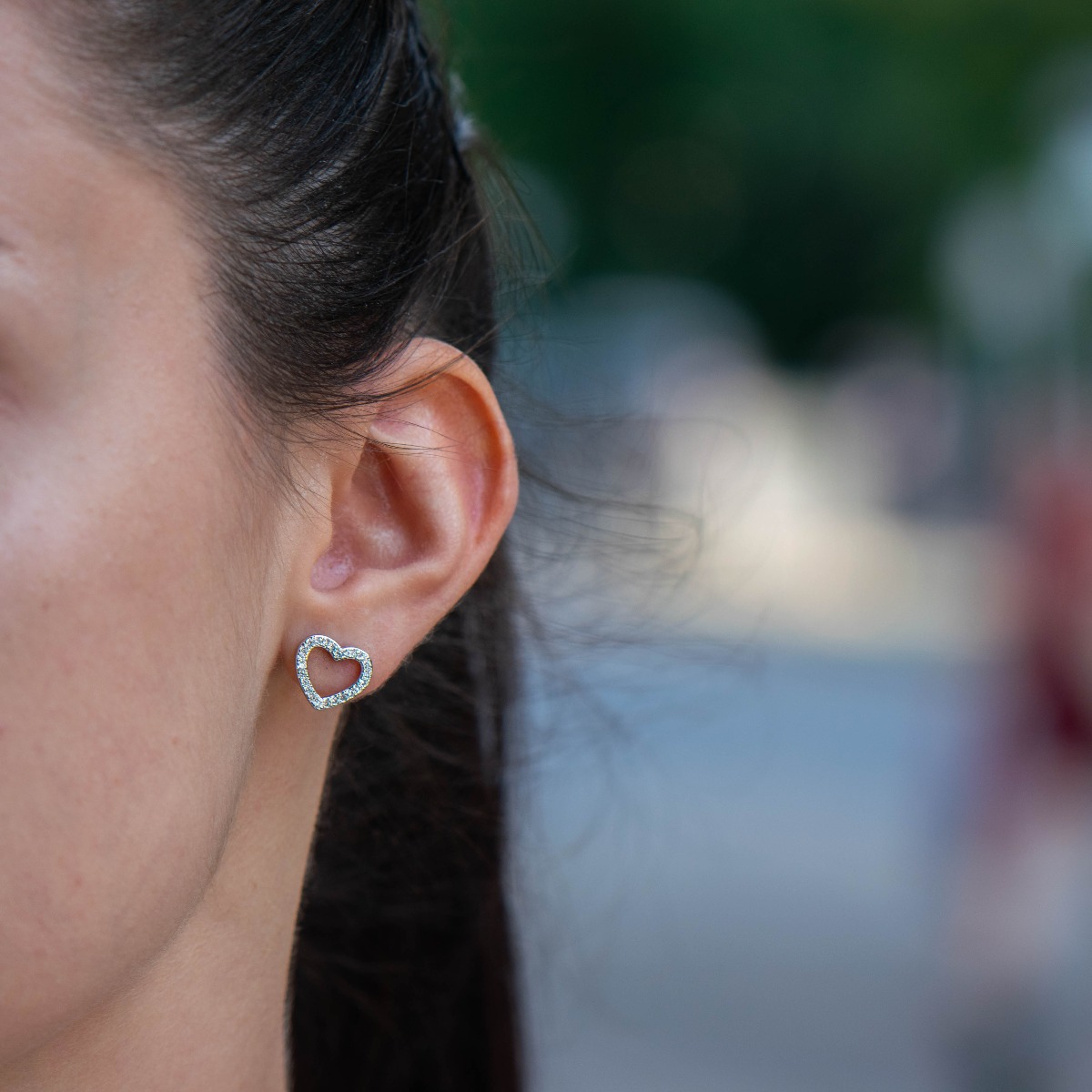 Delicate sterling silver stud earrings with exquisite workmanship entirely in rhodium-plated silver and outline a beautiful heart studded with zircons.