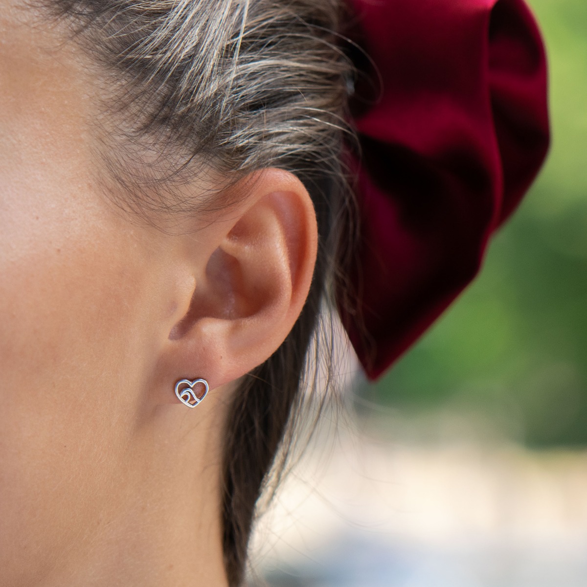 Captivating earrings, masterfully crafted from fine rhodium silver with an elegant heart design. Beautifully sculpted from silver, they are a suitable piece of jewelery for ladies of any age and the pin fastening is comfortable and practical.