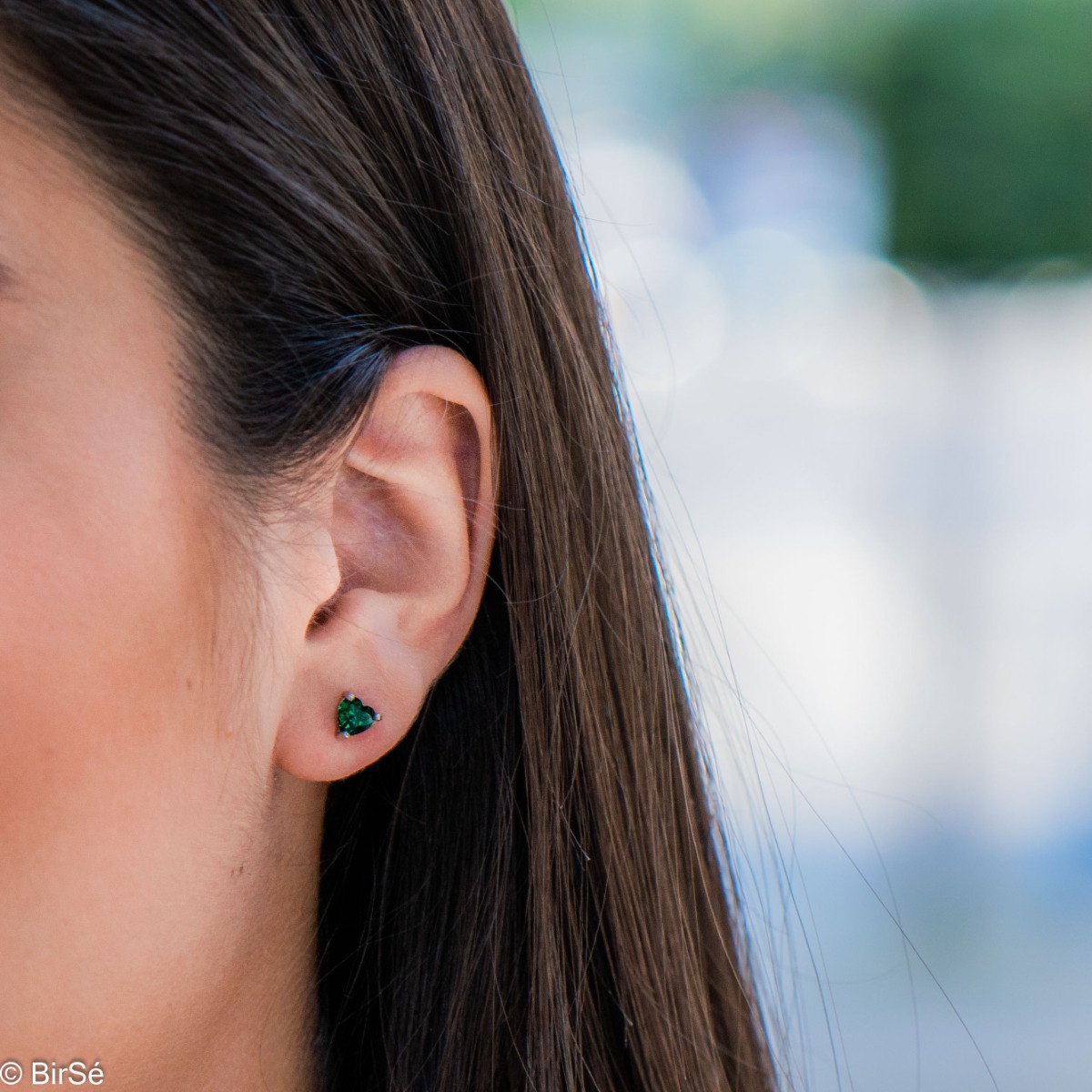 Magnetic earrings made of rhodium-plated silver in the shape of a heart, in an elegant combination with an enchanted tourmaline. The pin fastening is secure and comfortable, and the earrings are a suitable gift for the beloved lady.