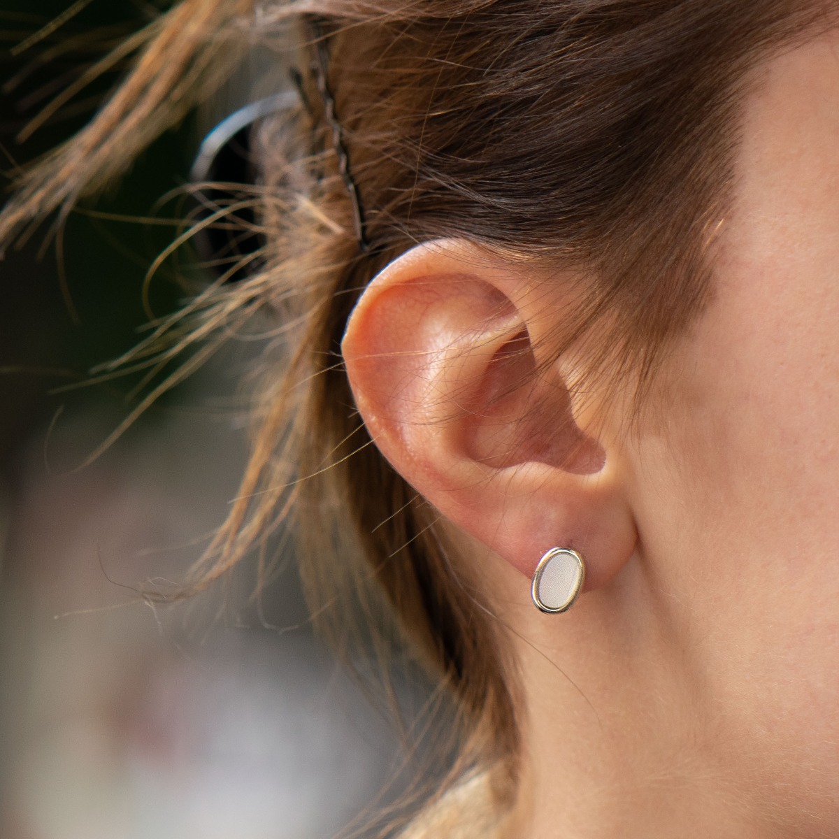 An elegant performance of women's earrings with an oval shape, the entire production of which is made of fine rhodium-plated silver, with the addition of a delicate mother-of-pearl. The fastening is with a pin - comfortable and practical. A beautiful jewe