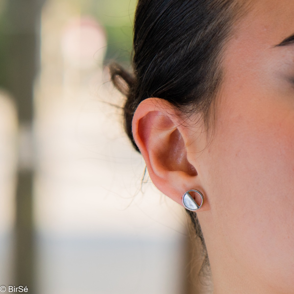 Captivating earrings made entirely of rhodium-plated sterling silver that gracefully embrace a delicate mother-of-pearl. The earrings complete with a pendant will bring us a fabulous summer mood.