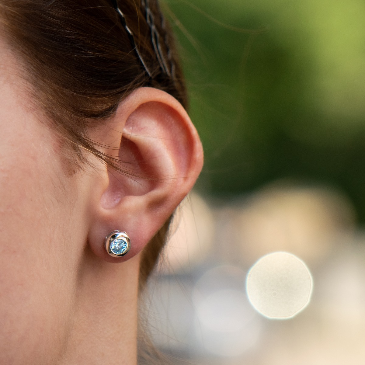 Captivating earrings, masterfully crafted delicate fittings of fine rhodium silver with a dazzling aquamarine stone. Beautifully sculpted, they are suitable jewelry for ladies of any age, and the pin fastening is comfortable and practical.