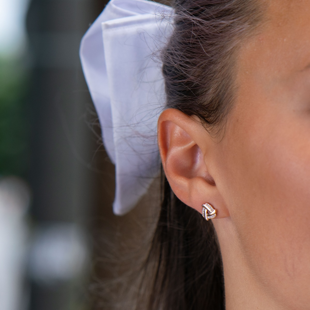 Silver earrings "Omaya" - jewelry made with elegance and style, with beautiful elements of rose silver. Glistening zircons are inserted between the strands of fine silver. A suitable gift for any occasion.