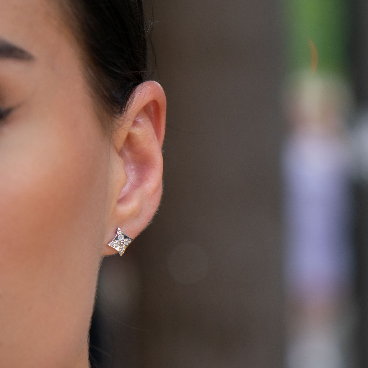 Charming earrings in fine silver in the shape of small flowers, decorated with zircons. They are suitable for girls of any age.