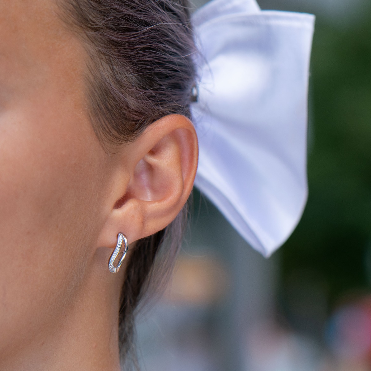 Light and delicate women's stud earrings with delicate craftsmanship combining rhodium-plated silver and exquisite form, carefully encrusted with dazzling zircons. Elegant jewelry suitable for ladies of all ages.