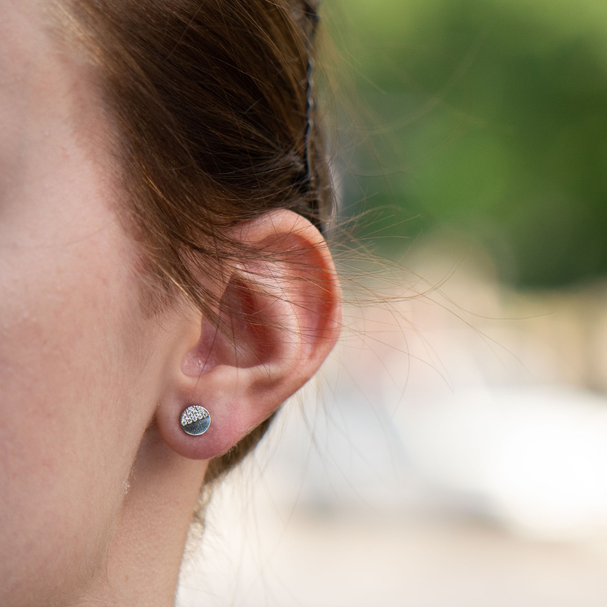 Elegant women's stud earrings with exquisite workmanship combining delicate rhodium silver with fine, sparkling zircons.