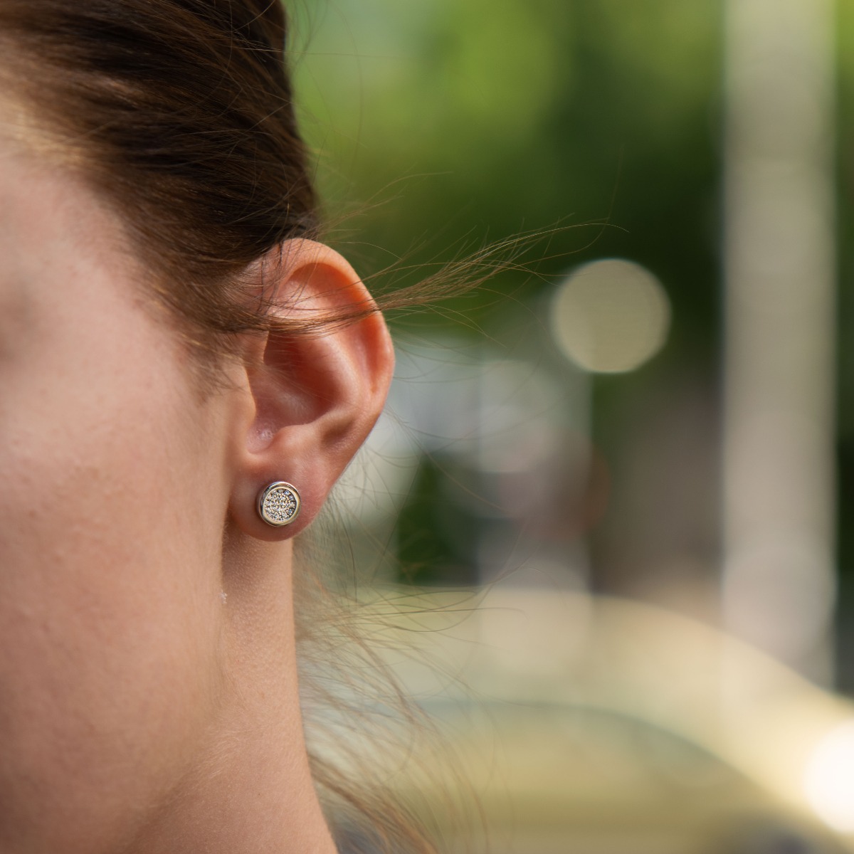 Charming earrings in fine rhodium silver, with delicate precision craftsmanship and an extremely spectacular pattern decorated with zircons. Earrings are a suitable piece of jewelry for a daily outfit or for a special occasion.