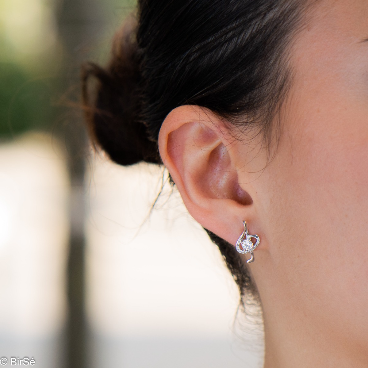 Charming earrings with an artfully crafted key salt of lovely rhodium-plated silver and sparkling zircons. The earrings are fastened with a pin and can be combined with a pendant of the same model.