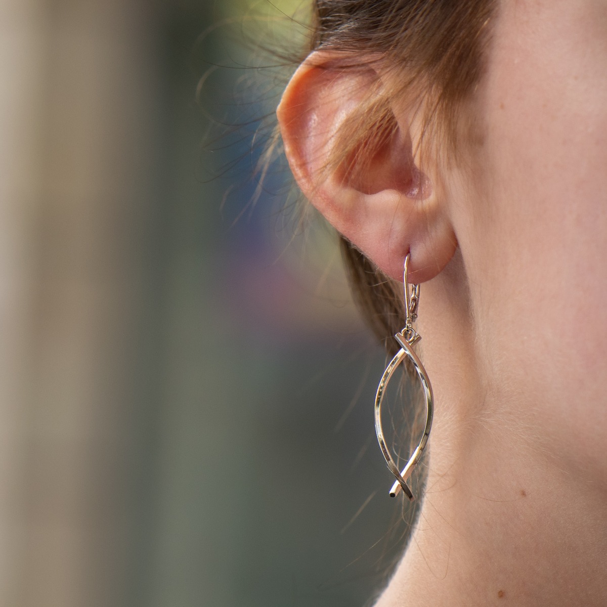 Impressively crafted dangle earrings with a willow clasp and a stylish rhodium silver design, elegantly woven into a charming pattern.