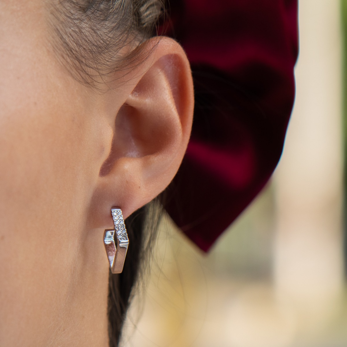 Charming earrings in fine rhodium silver, with cubic elements decorated with sparkling zircons.