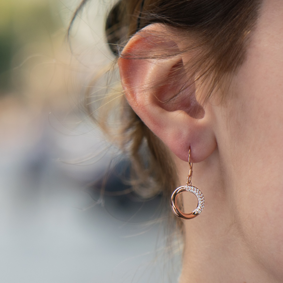 Delicate dangle earrings with a charming design in rose silver, decorated with sparkling zircons. The willow fastening is easy and preferred by ladies as it is comfortable and practical.