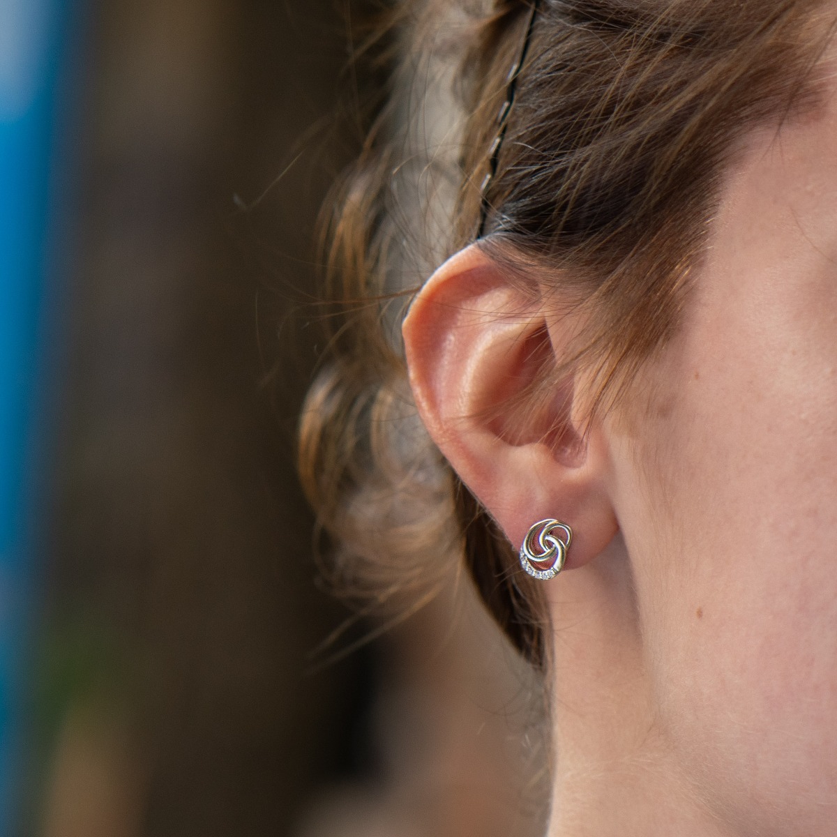 Charming silver rose earrings with dazzling zircons. Beautiful stones add extra sparkle to the delicate piece of jewelry. With pin fastening - preferred and comfortable for ladies.