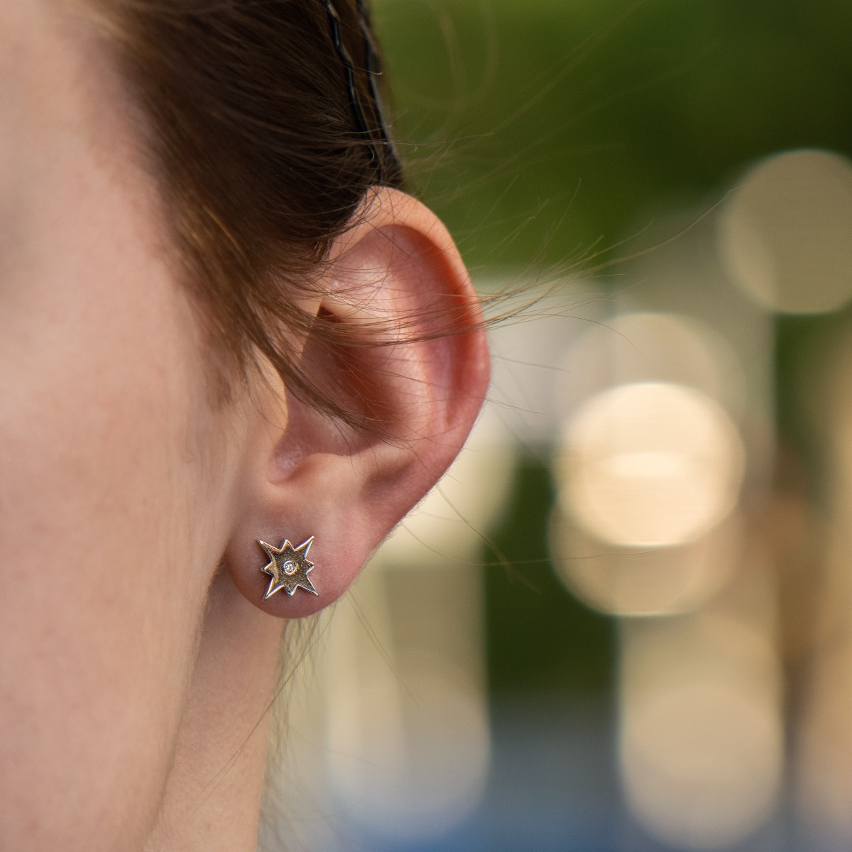 Charming ladies' star-shaped earrings, made entirely of rhodium-plated silver and one exquisite cubic zirconia for opulence. With a pin fastening, they are also comfortable for little girls.