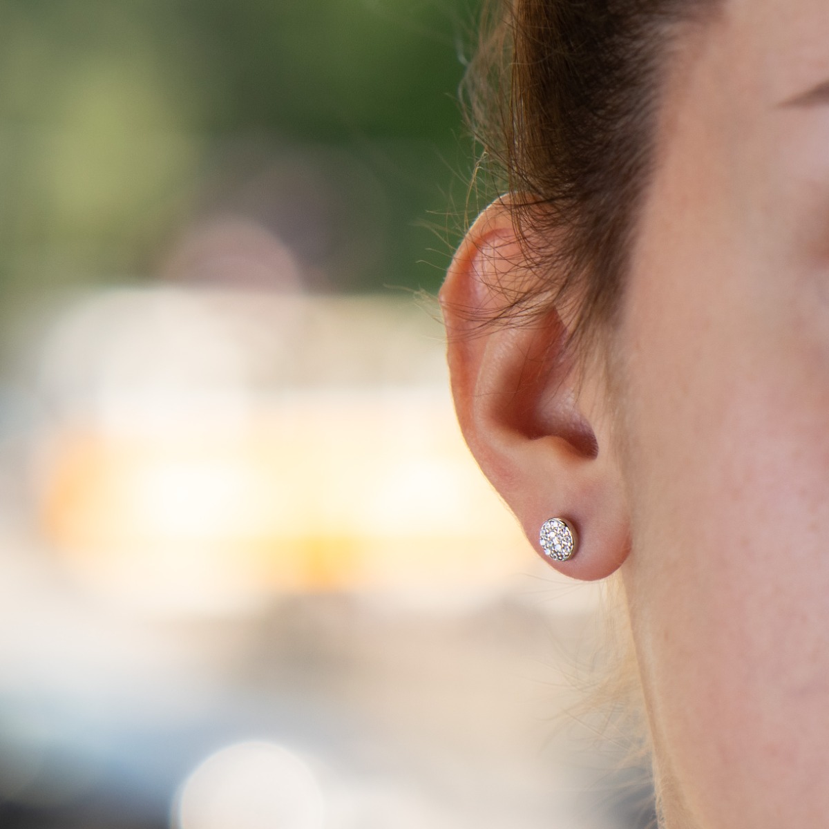 Extremely simple hoop earrings, made entirely of rhodium silver and sparkling zircons, with a pin fastening.