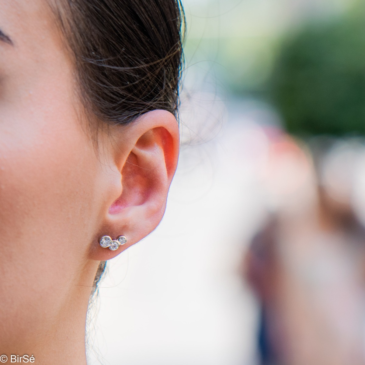 Captivating women's earrings made of soft silver, in an elegant combination with three dazzling zircons. The pin fastening is for more convenience, and the earrings are suitable for everyday life or more special moments.