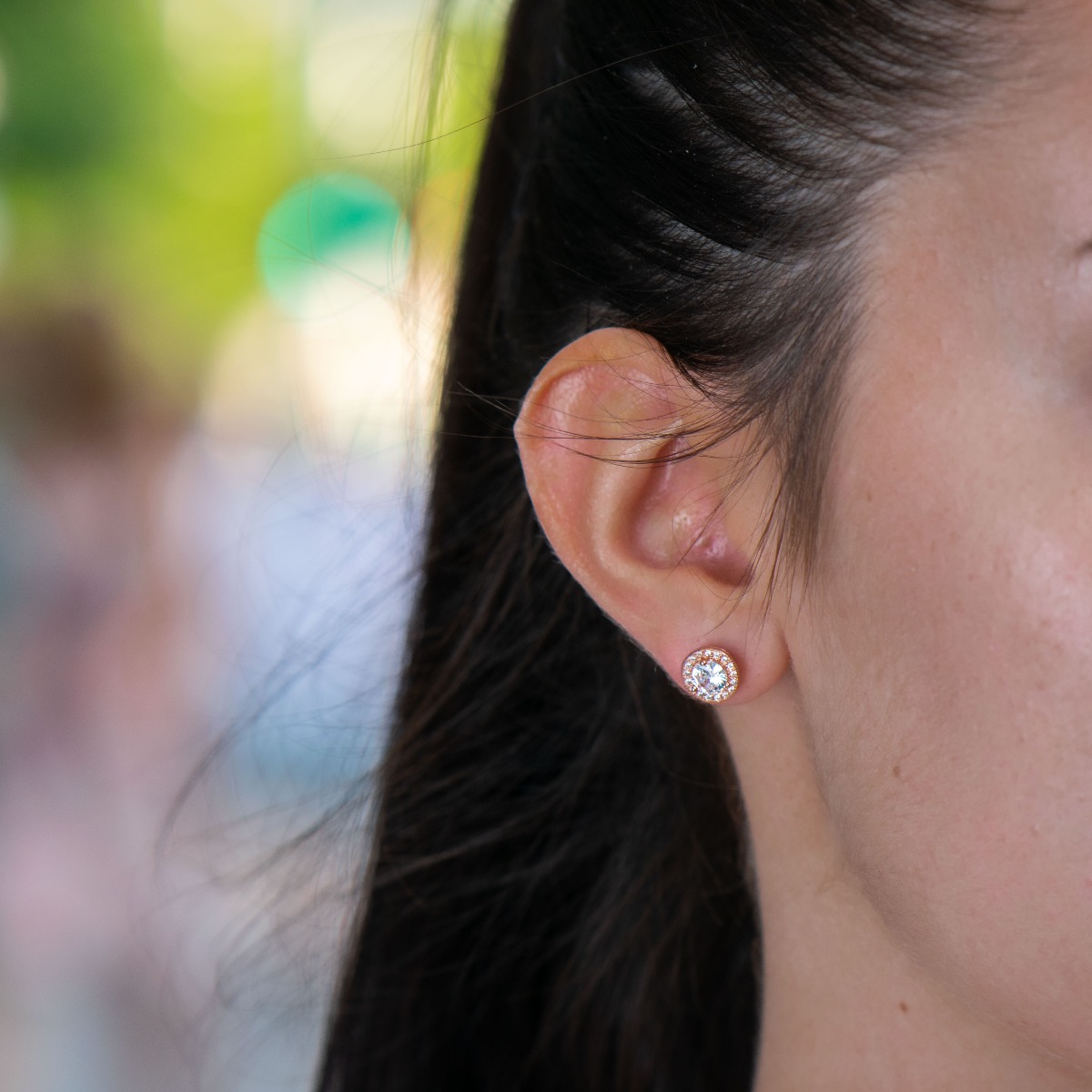 Fine sterling silver stud earrings with round and precise craftsmanship entirely in rhodium-plated rose silver, combined with numerous sparkling cubic zirconias and a central one.