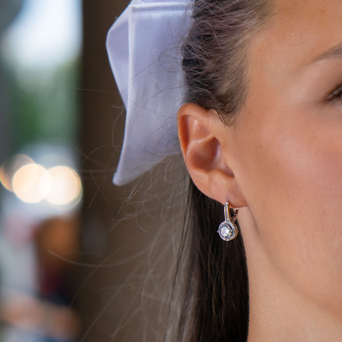 Extremely fine sterling silver earrings with a willow clasp and precise, slightly dangling craftsmanship, combining rhodium-plated silver with sparkling zircons.