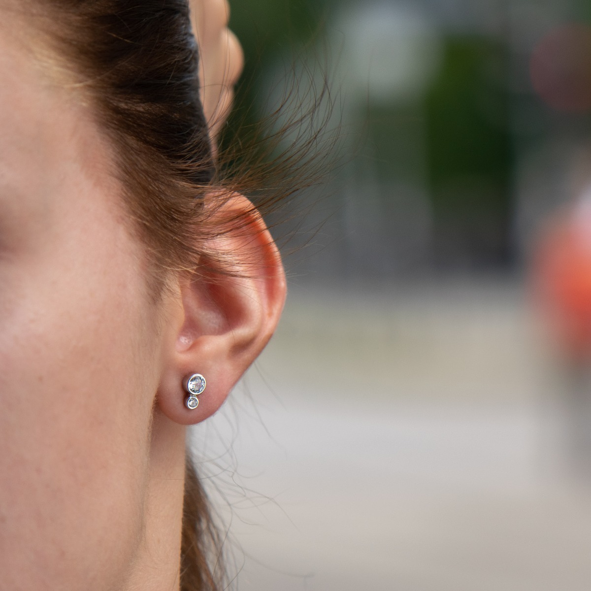 Charming earrings in fine rhodium silver, with delicate precision craftsmanship and an extremely spectacular pattern decorated with two dazzling zircons. Earrings are a suitable piece of jewelry for a daily outfit or for a special occasion.