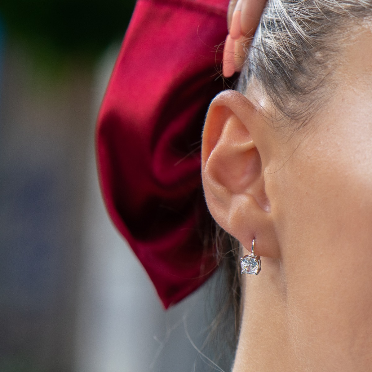 Fine women's dazzle zircon earrings made entirely of rhodium-plated silver. Willow fastening is comfortable and practical, preferred by ladies.