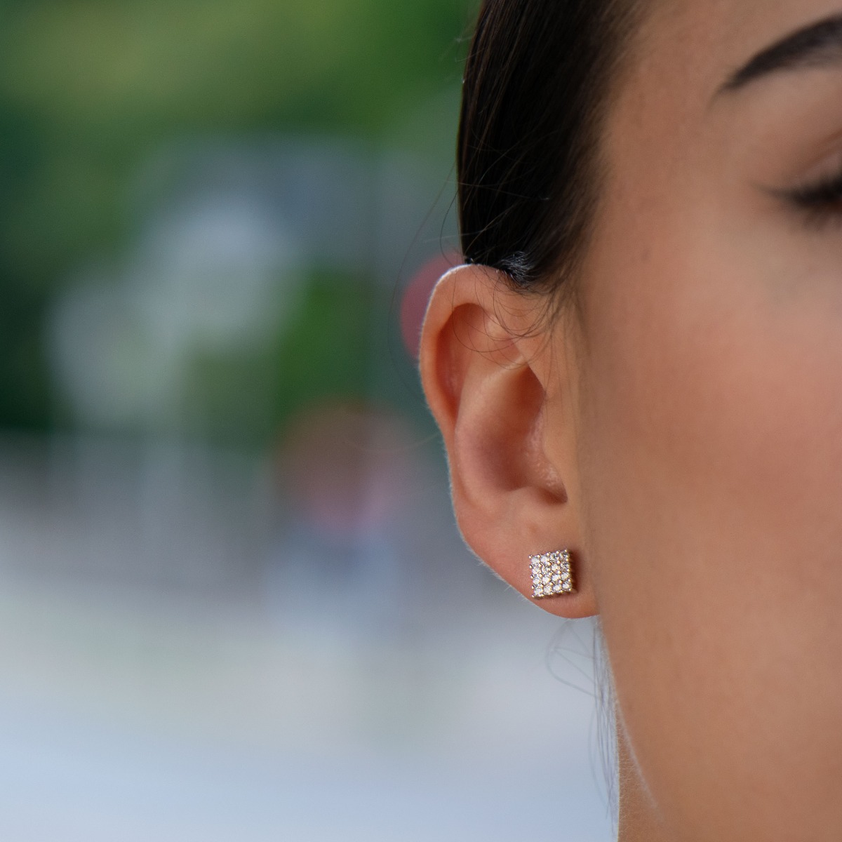 Captivating "Finesse" earrings with a charming square design in rhodium silver, elegantly embellished with cubic zirconias. Pin fastening for convenience and security. Suitable for formal and casual outfits.