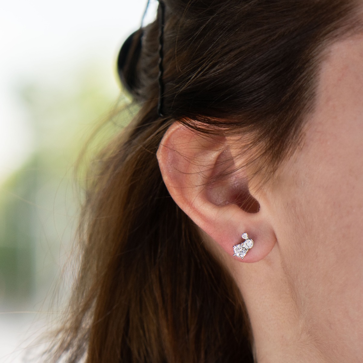 Charming women's earrings, masterfully crafted from fine rhodium silver with an elegant design. The elements are beautifully sculpted, the dazzling three zircons sparkle charmingly, and the pin fastening is comfortable and practical.