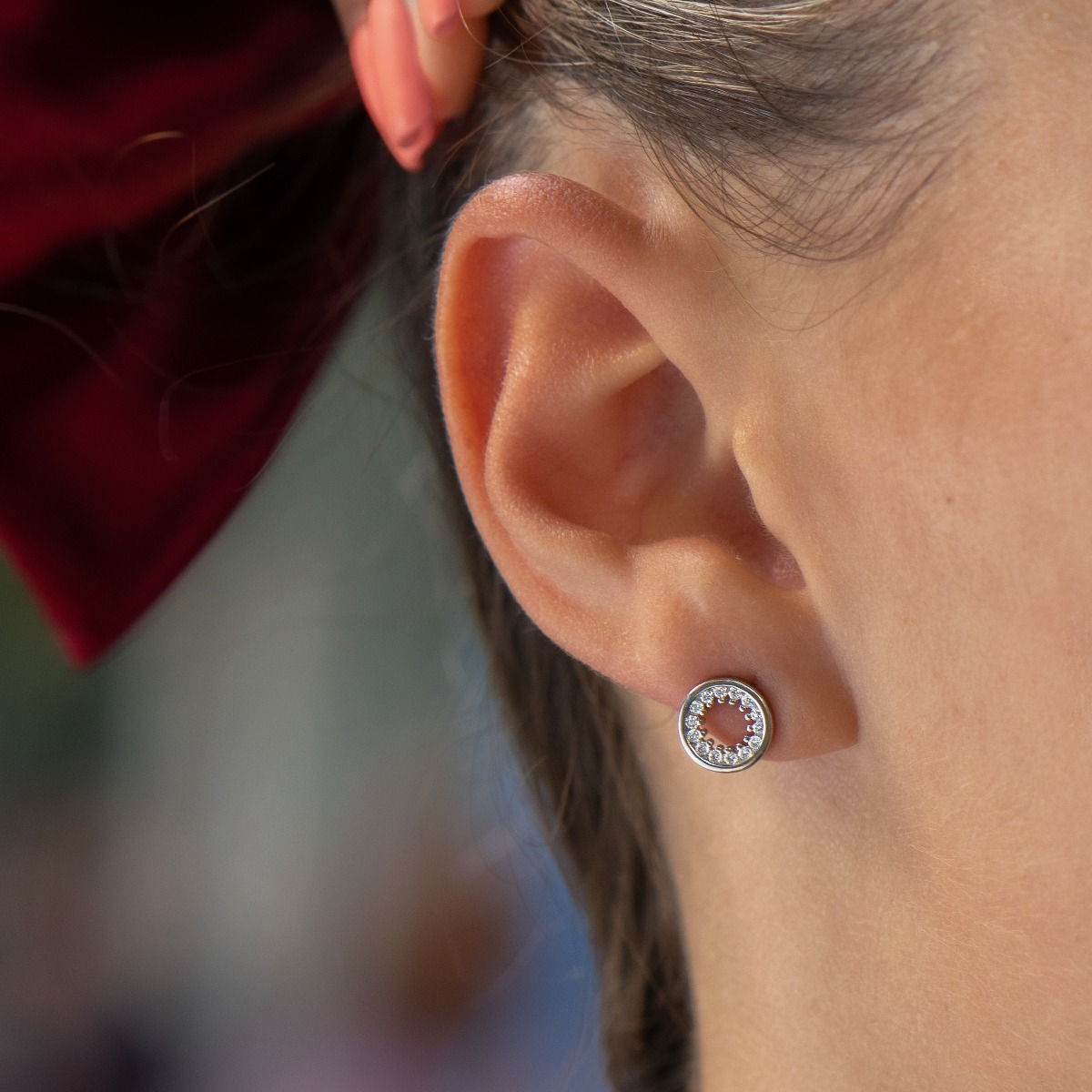 Spectacular craftsmanship of women's stud earrings with a stylish design, entirely made of rhodium-plated silver and delicate, sparkling zircons.