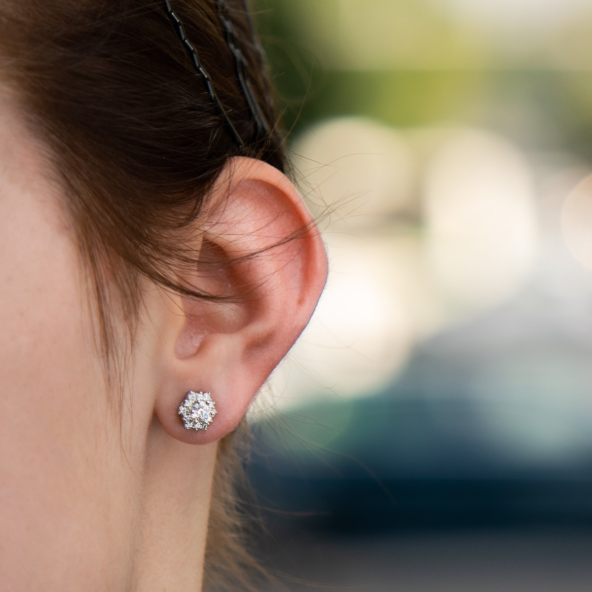 Finely crafted delicate earrings with a charming design. Made entirely of rhodium-plated sterling silver with a captivating shape and glittering zircons for total opulence.