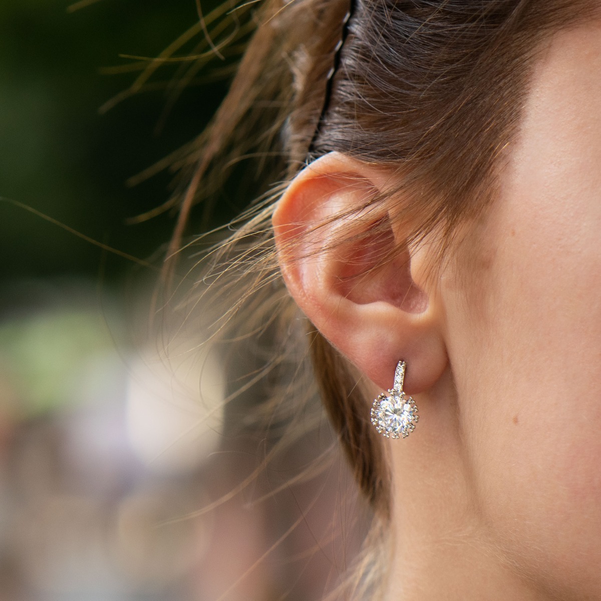 Elegant earrings in fine rhodium silver with a stylish design and a central sparkling zircon. The earrings have a pin fastening - practical and secure.