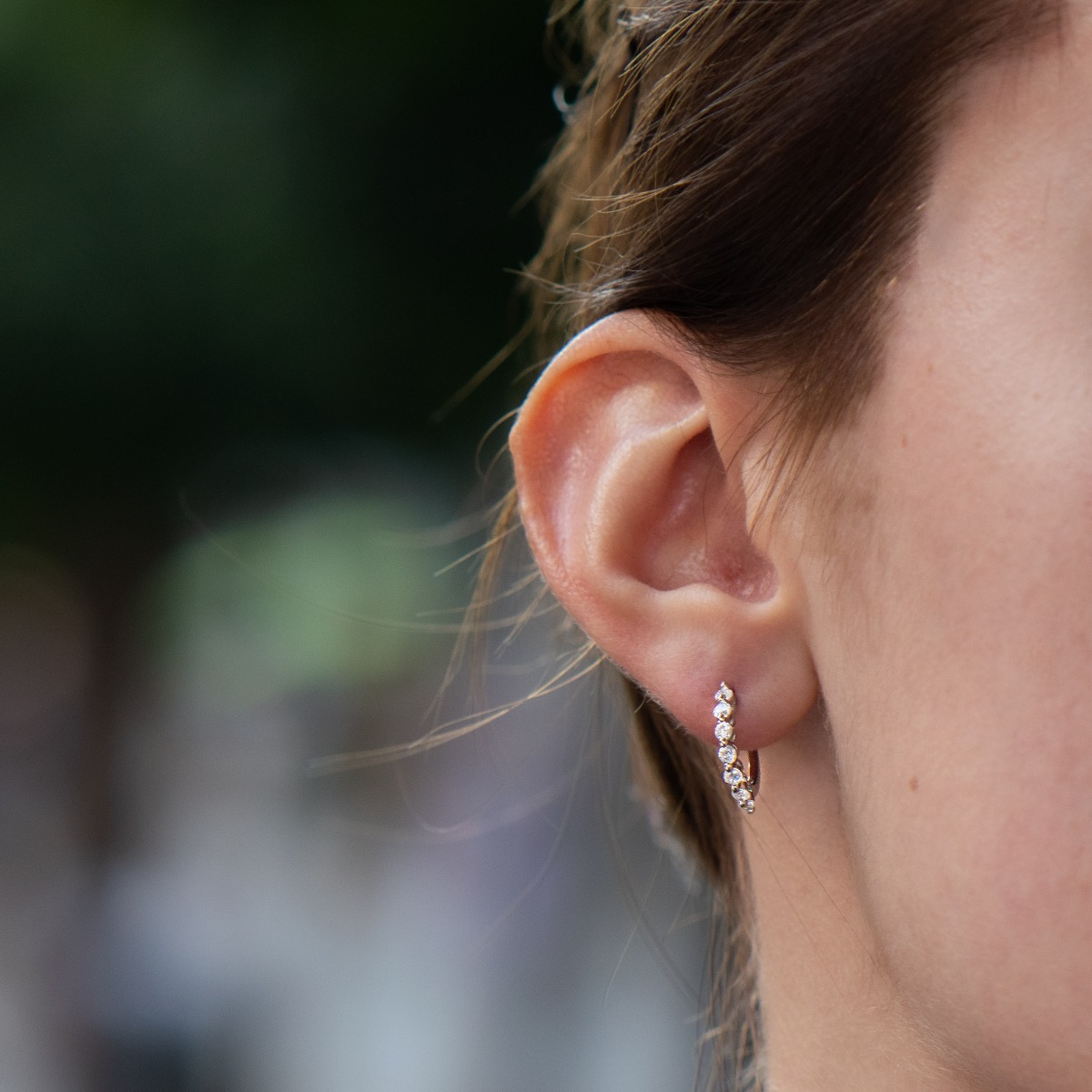 Charming women's earrings made entirely of fine rhodium-plated silver in the shape of a half-ring. Elegantly decorated with fine zircons and the fastening is with a pin.