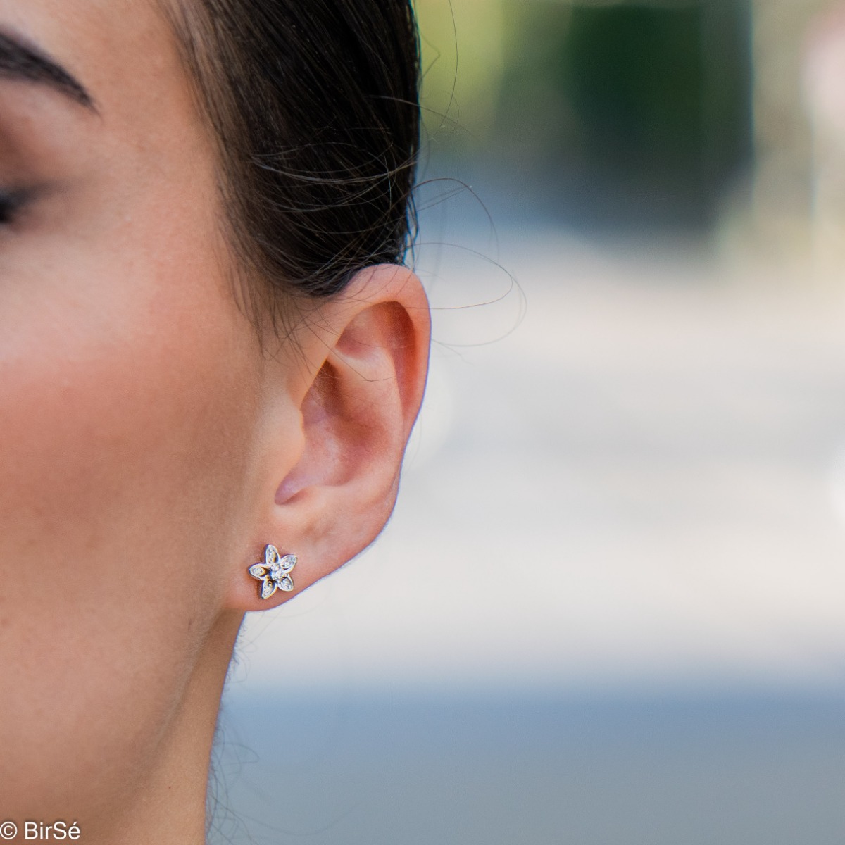 Delicate and glamorous women's shift earrings, with precise craftsmanship entirely of rhodium-plated silver and a flower of fine zircons. Suitable for small and large ladies.