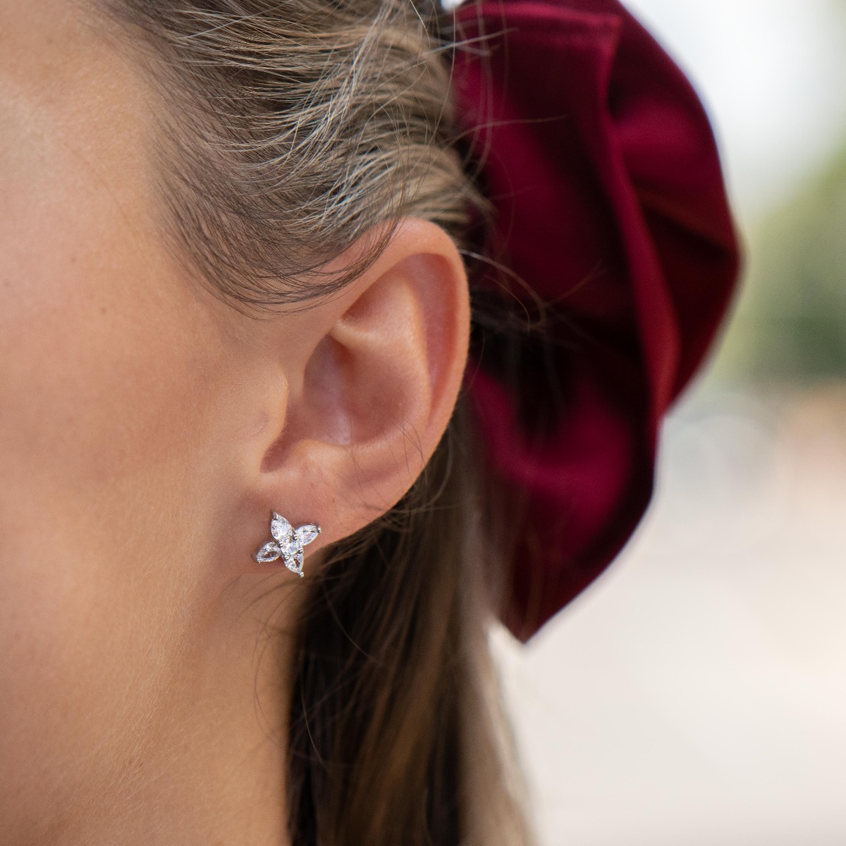 Delicate and glamorous women's shift earrings, with precise craftsmanship entirely of rhodium-plated silver and a flower of fine zircons. Suitable for small and large ladies.