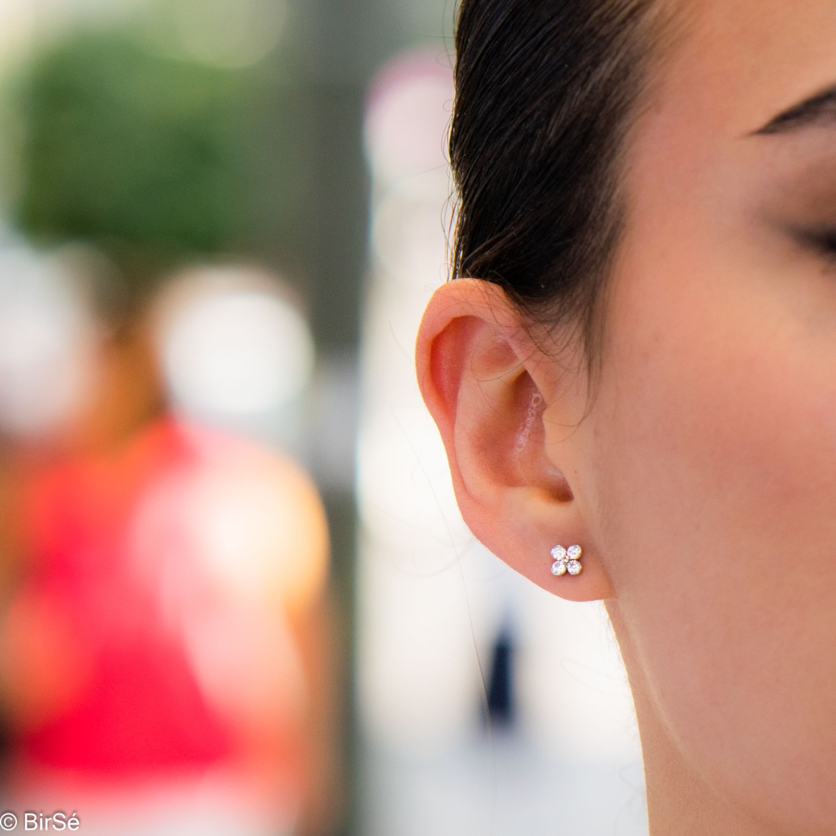 Captivating women's floral style earrings made of soft silver, elegantly combined with dazzling zircons. The fastening is with a pin for more comfort, so they are also suitable for little girls.