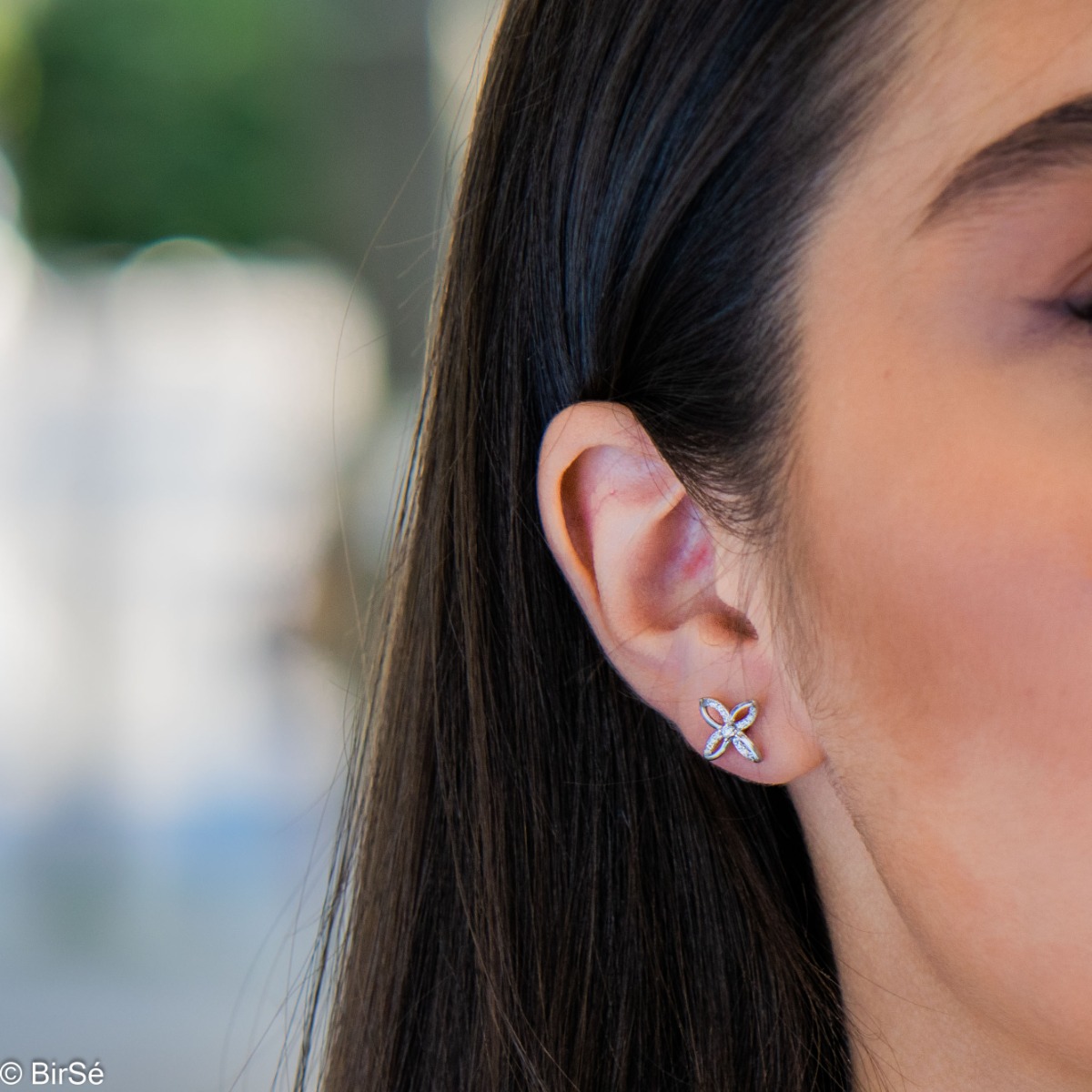 Spectacular women's earrings made of delicate silver flowers, in an elegant combination with dazzling zircons. The pin fastening is for more convenience, and the earrings are suitable for everyday life or more special moments.