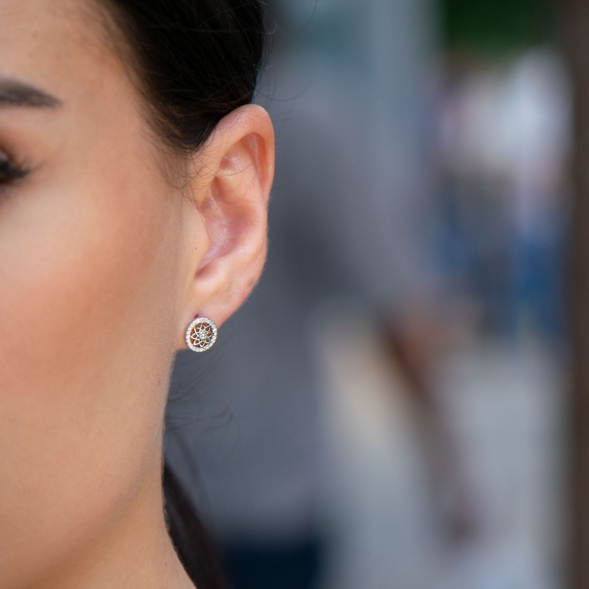 Exquisite charming flower earrings in fine rhodium silver, with delicate precision craftsmanship and an extremely spectacular pattern decorated with zircons. Suitable for ladies of all ages.