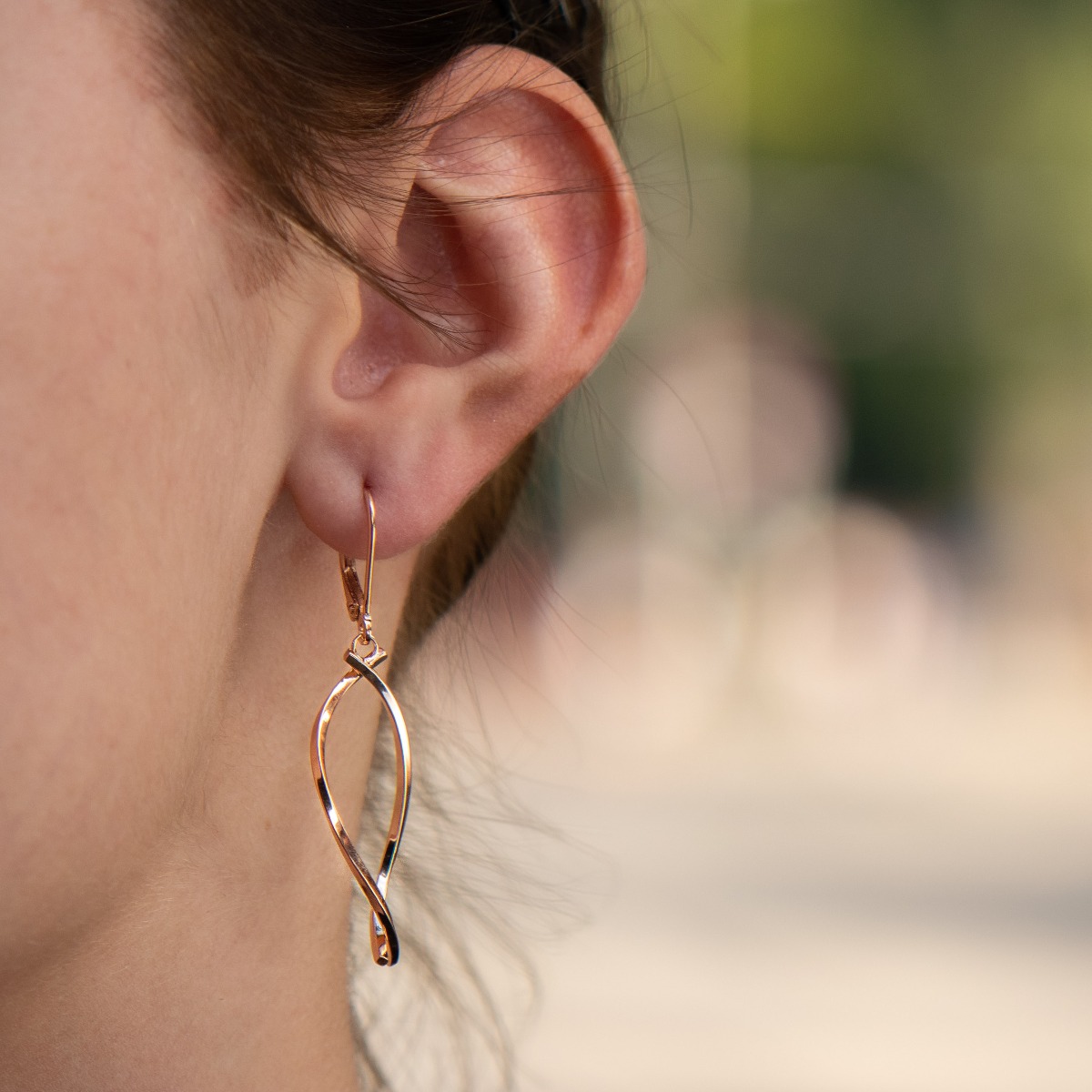 Impressively crafted dangle earrings with willow clasp and stylish rose silver design, elegantly intertwined in a charming pattern.