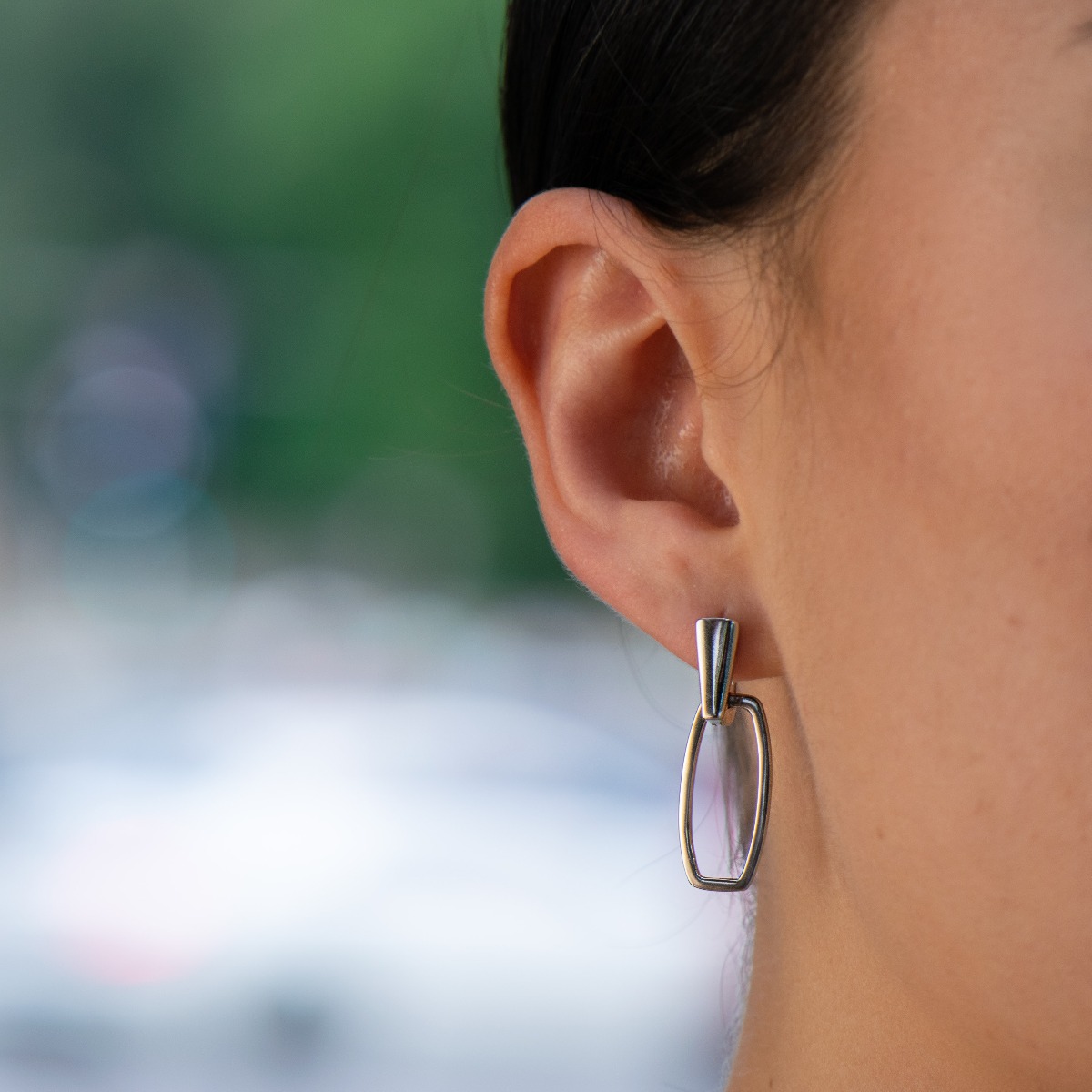 Simple yet very elegant dangle earrings made entirely of rhodium-plated silver with the comfortable English clasp.