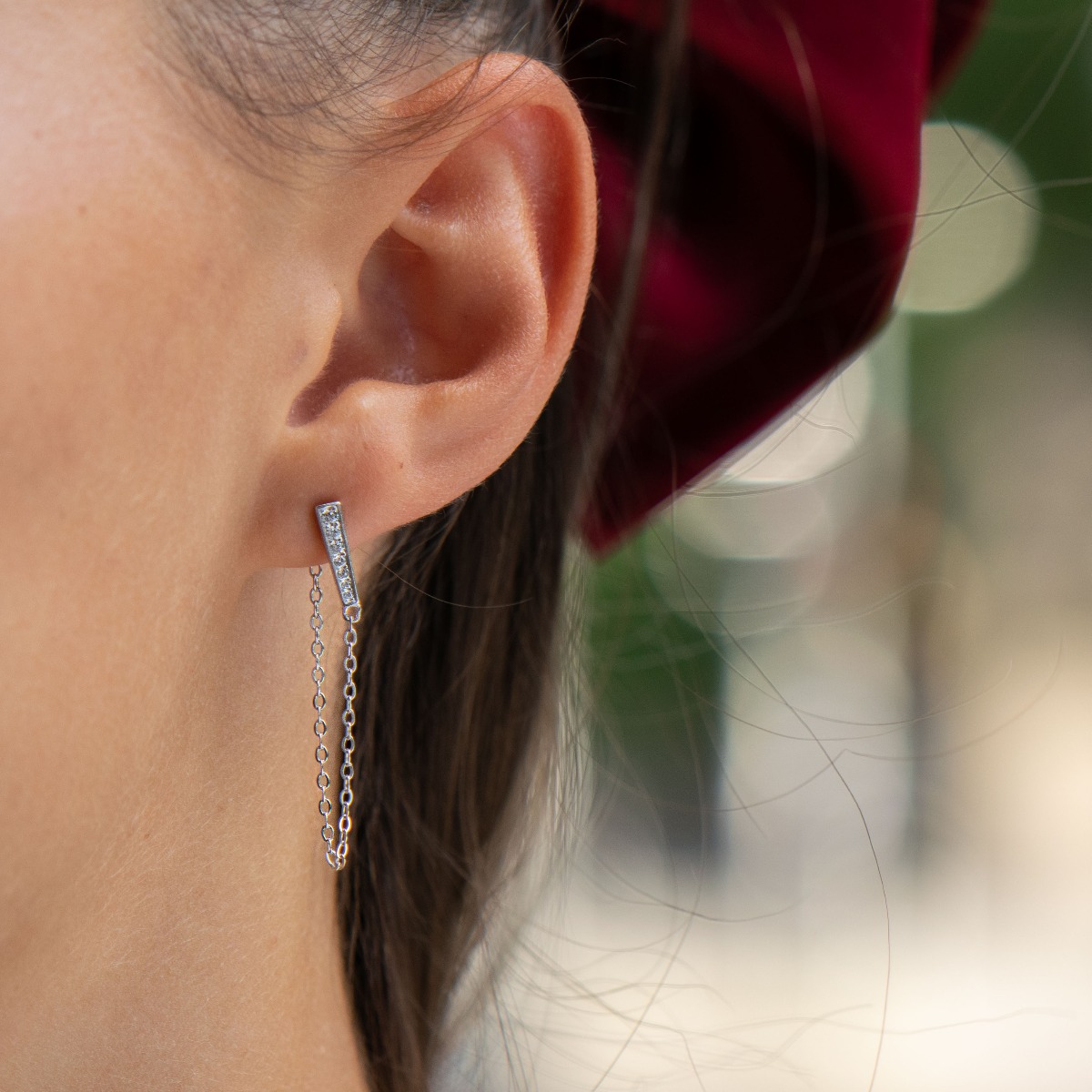 A simple model of women's dangling earrings with an elegant design, completely formed by combining rhodium-plated silver with sparkling zircons. The fastening is with a pin - comfortable and practical. A wonderful mood for your everyday life with BirSe ea