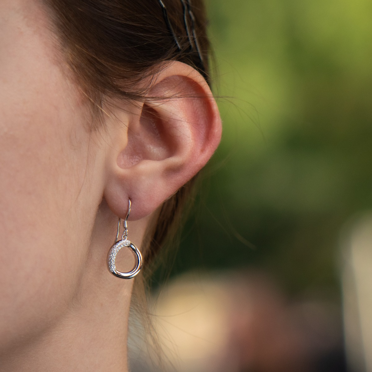 Delicate dangle earrings with a charming design in rhodium-plated silver, decorated with sparkling zircons. The willow fastening is easy and preferred by ladies as it is comfortable and practical.