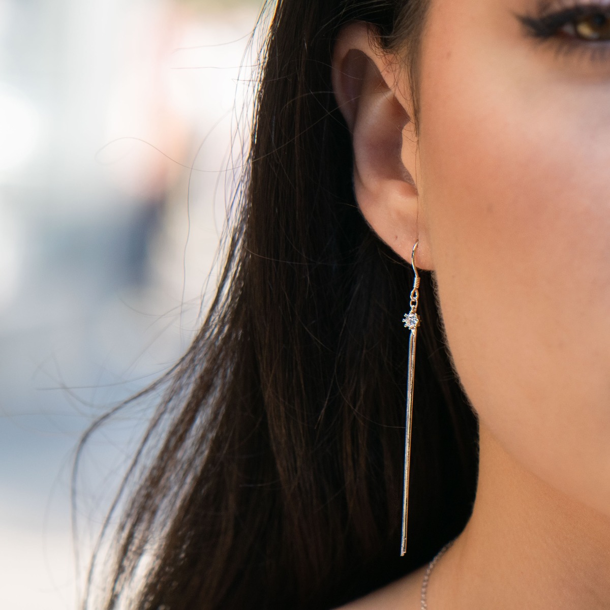 Extremely impressive dangling earrings with delicate workmanship combining a single zircon with shiny rhodium silver.