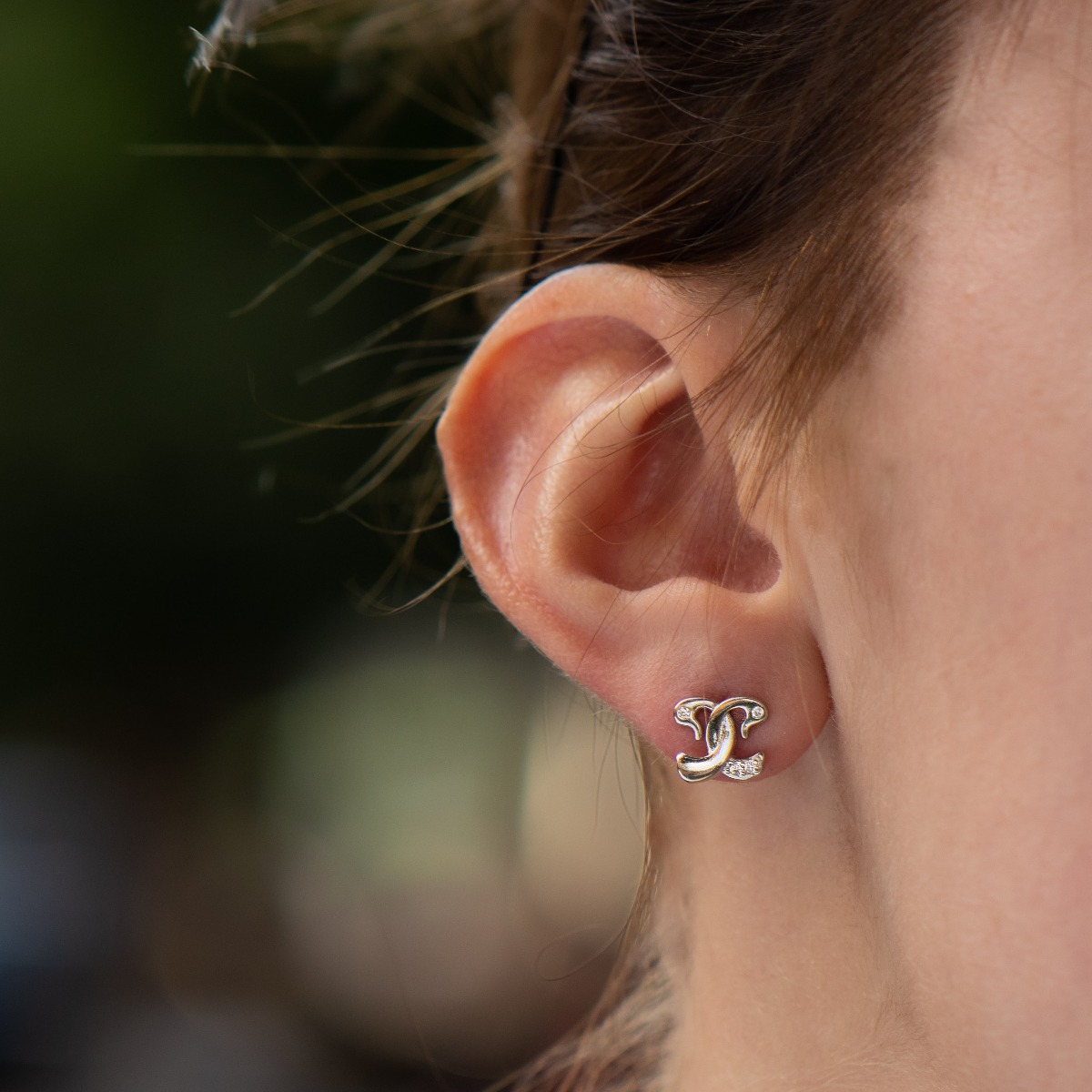 A gentle embrace in exquisite earrings carefully crafted from rhodium-plated silver and zircons in the shape of a swan dance. With a pin fastening, they are also comfortable for little girls.