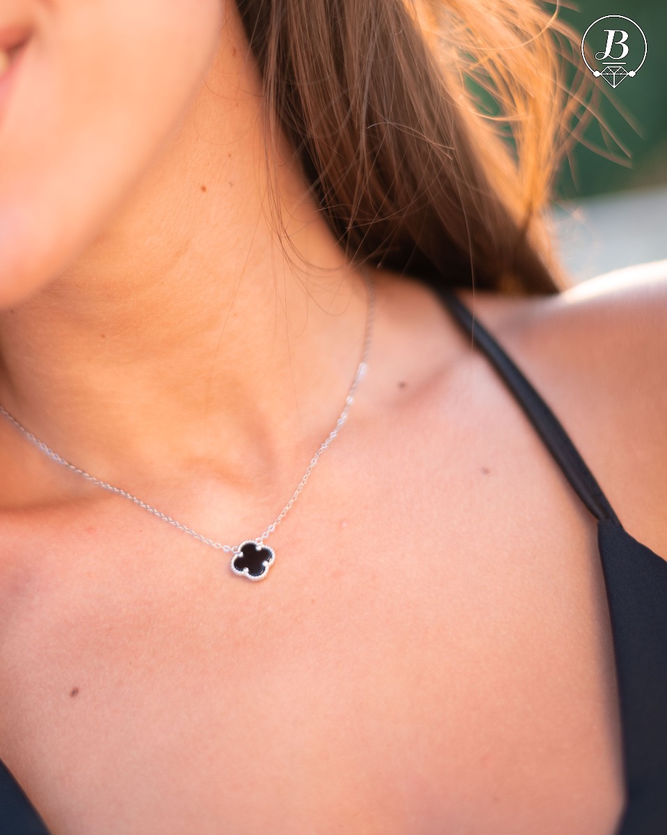 A spectacular necklace of soft rhodium silver with a beautifully shaped clover and an enchanted onyx stone. Suitable jewelry for every day.