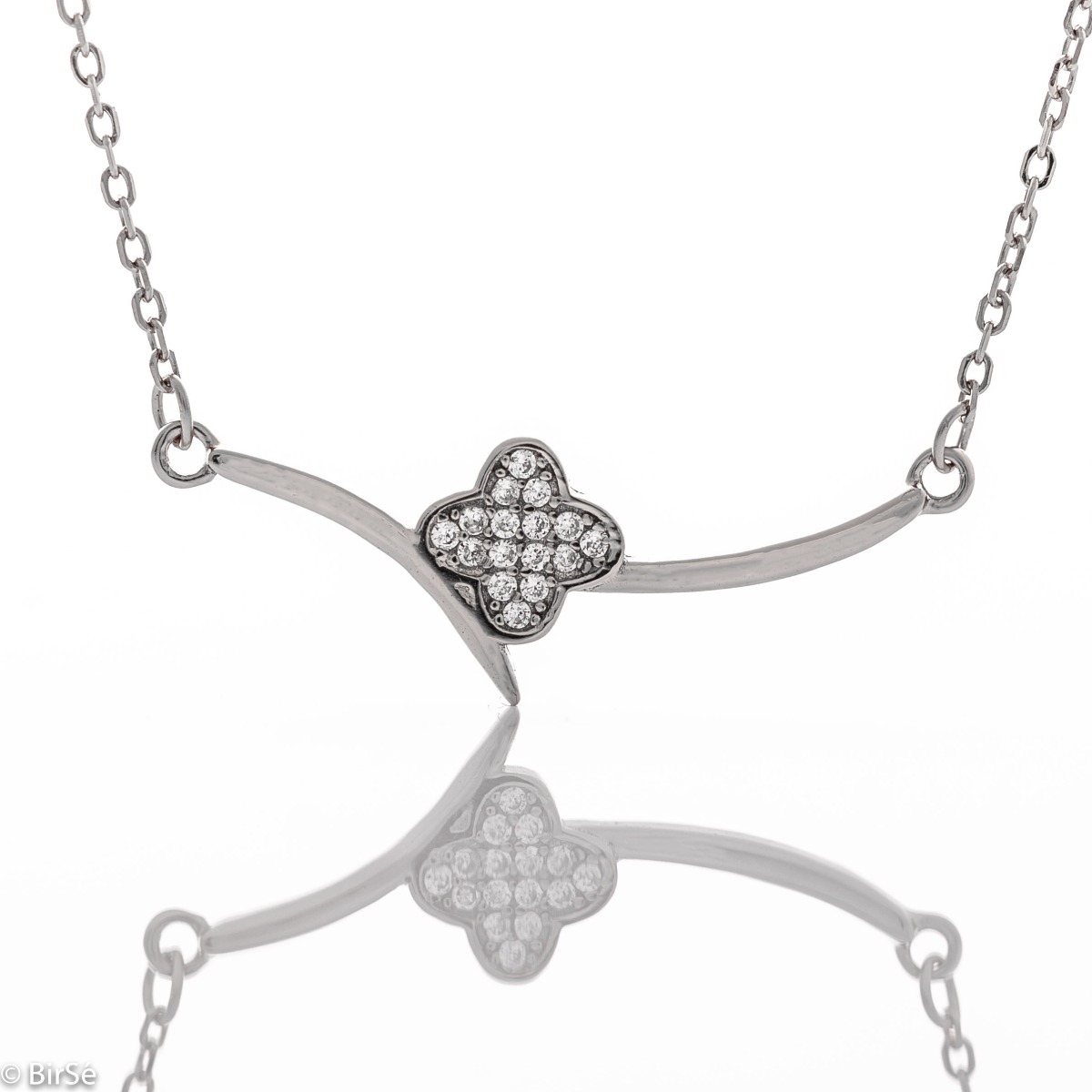 Fine women's necklace with clean shapes and a delicate clover in the center. The softness of the silver and the discreet shine of the zircons give the necklace a special charm.