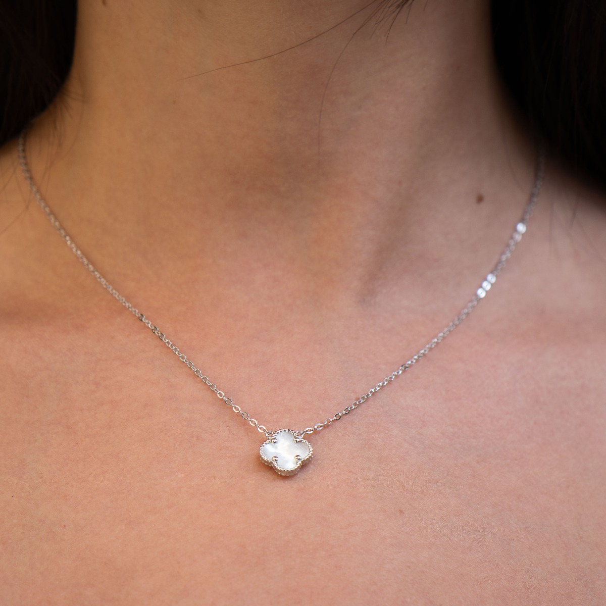 A simple clover shaped necklace for women in classic rhodium-plated silver and a beautiful white mother-of-pearl. Suitable jewelry for your everyday life in the office or in nature.