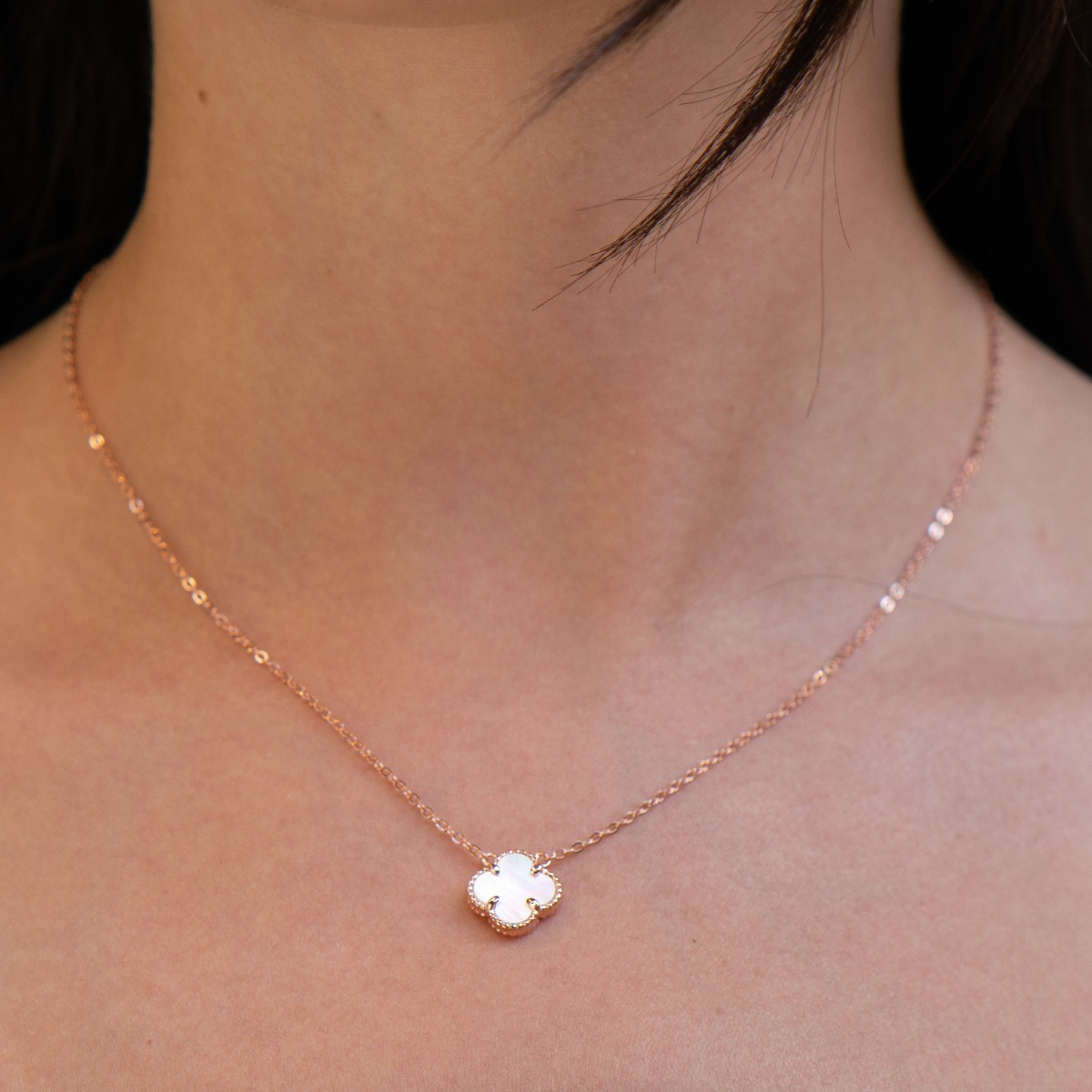 A simple women's clover shaped necklace in rose silver and a lovely white mother of pearl. Suitable jewelry for your everyday life in the office or in nature.