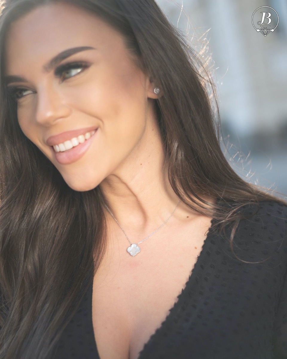 Fine silver Van Cleef model necklace. A beautifully crafted piece of rhodium-plated silver, gently envelops a fine mother-of-pearl in the shape of a four-leaf clover. The chain is delicate, with an extender to be worn according to the lady's preference.